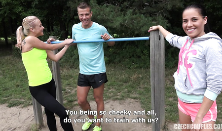 Парни из Праги соблазняют няшку на жесткий секс на природе