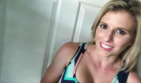 Грудастая матюрка возбуждает мужа на секс и получает сперму в манду