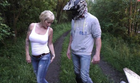 Байкер из Берлина кончает грудастой любовнице в жопу за городом