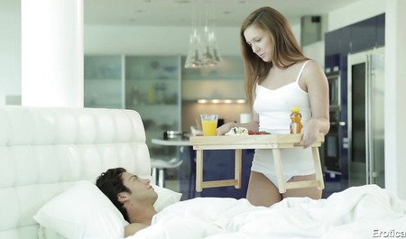 Накормила парня и получила умелый лейк и отличный секс