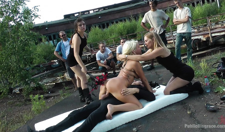 Блондинка забавляется БДСМ на природе в компании двух доминирующих подружек