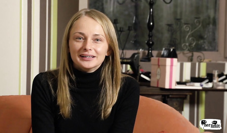 Девушка из России вовсю порется с агентом в жопу на эротической студии