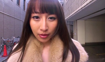 Очаровательная азиатка сосет конец парня на улице и трахается там же раком