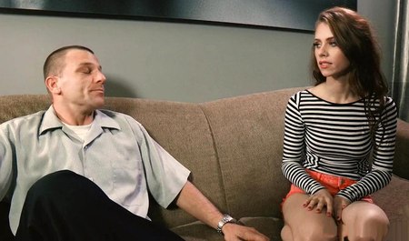 Соседский мужик разводит красивую молодуху на оральный секс