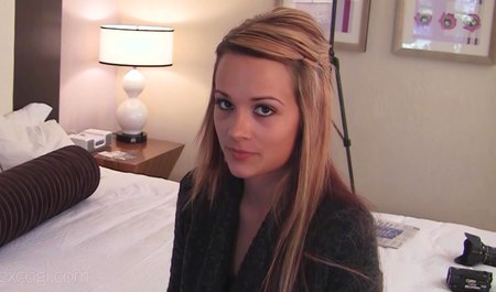 Молодую девятнадцатилетнюю студентку колледжа парень-агент порет во все дырки на кастинге