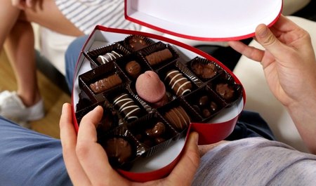 Правильно поздравил с 14-февраля блондинку