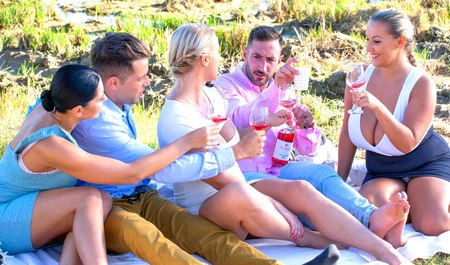 Бурная оргия на природе с двумя парнями и тремя девушками