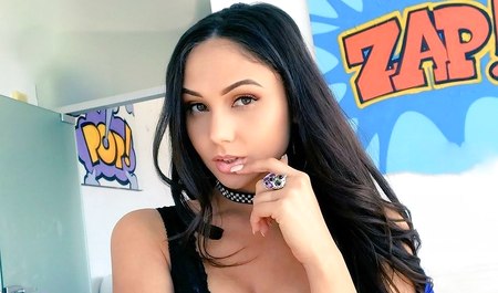 Девушка с черными волосами ублажает любовника анальным сексом