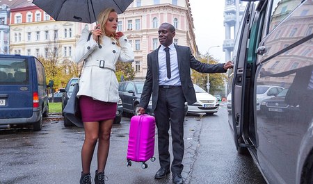 Чернокожий таксист из Хьюстона дрючит в попу красивую блондинку-клиентку