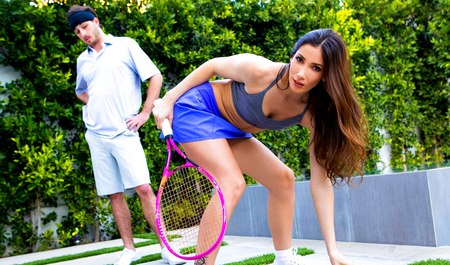 Молодуха пригласила парня для тенниса, но занимается с ним сексом