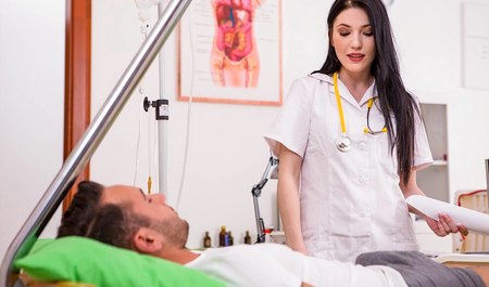 Молодая врачиха пососала член парня без сознания и получила горячий секс на работе