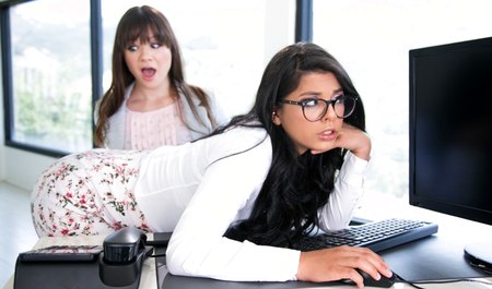 Симпатичная телка вместо секса с сисадмином разводит на половые сношения молодую коллегу