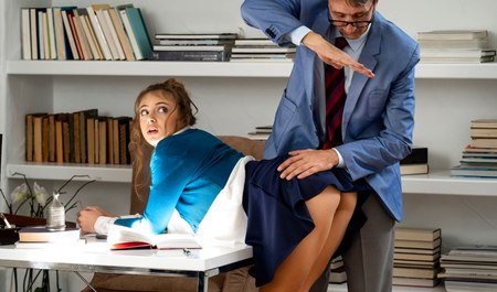 Красивая студентка местного колледжа классно трахается с преподом в учебной аудитории