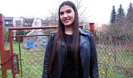 Друг не пришел на свидание и потому красивая брюнетка сосет член пикаперу