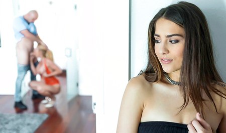 Телка пригласила друга и на пару с родительницей устроила с ним групповое порно