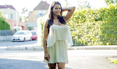 Вместо поездки с другом, грудастая молодуха занялась сексом за деньги на свежем воздухе