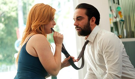 Врач объясняет сны рыжухи Пенни Пакс недостатком секса и проводит лечение