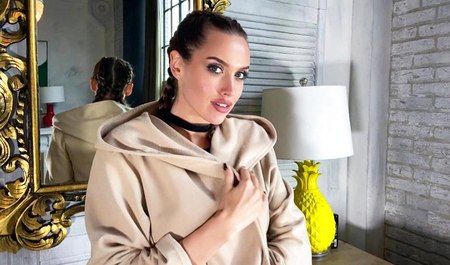 Пришла почти в неглиже и классно соснула мужскую елду