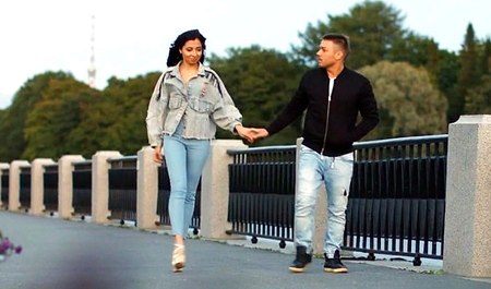 Питерская парочка вместо обжиманий на улице трахается в попу на квартире парня