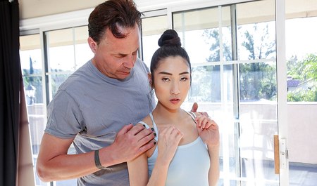 Стройная китаянка-балерина соблазняет руководителя на межрасовый секс