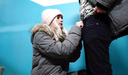 Волгоградская подруга сосет член парня в подъезде в поисках адреналина