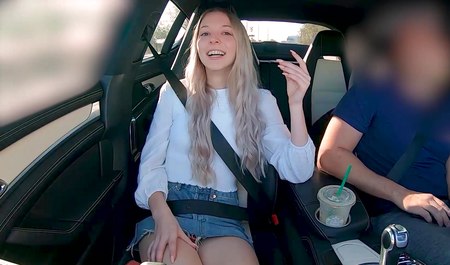 Молодая блондинка далеко не прочь потрахаться на студии, чтобы заработать