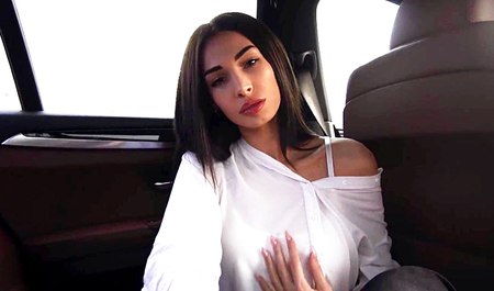 Подруга не только меломанка, но и хорошая минетчица