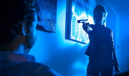 Красивой блондинке все едино: зажмурить мужика или трахнуться с товарищем