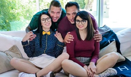 Отчимы помогают падчерицам отдохнуть от уроков с помощью группового порно