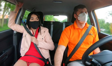 Брюнетка учится водить авто и умудряется заняться сексом с инструктором