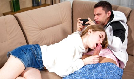 Парень из кожи вон лезет, сексуально ублажая любимую московскую девушку