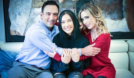 Семья приютила студентку для группового порно по выходным