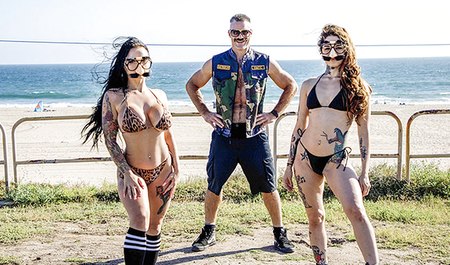 Чарльз Дера катается с подругами по пляжу и трахается в групповом порно