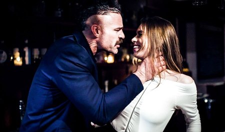 Чарльз Дера по синьке хочет любви и находит ее в письке молодой барменши