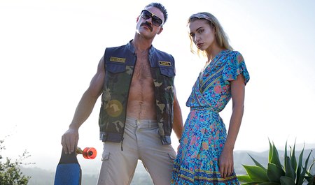 Брутальный качок полон душевной нежности и потому наслаждается прелестями молодой девушки на свежем воздухе