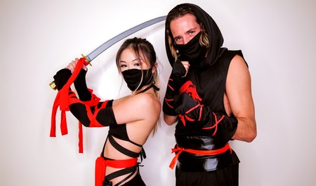 Белый парень дрючит раскосую поклонницу ниндзюцу в межрасовом порно