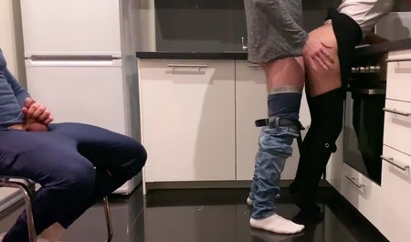 Разрешил жене трахнуться с другом как куколд по случаю дня рождения