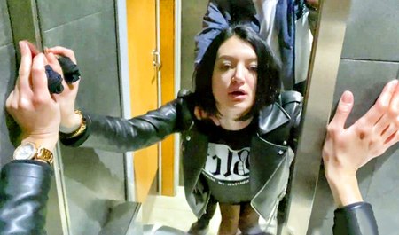 Трахает меня в туалете торгового центра