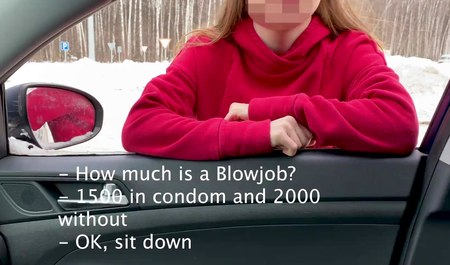 Заинтересовался девушкой на дороге и заставил ее сделать минет за деньги