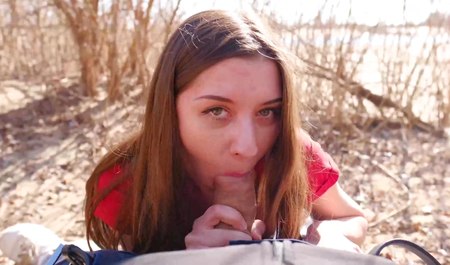 Красивая русская девушка не боится волков, поэтому трахается в лесочке с перспективой