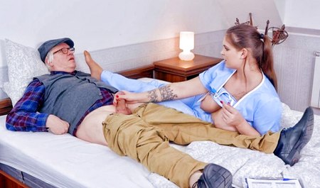 Дед заказал толстушку из медслужбы, но трахает ее его наследник