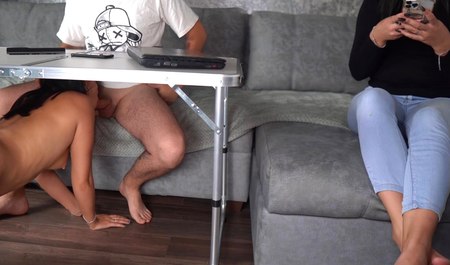 Сводная сестра моей подруги приходит для минета и в ожидании секса