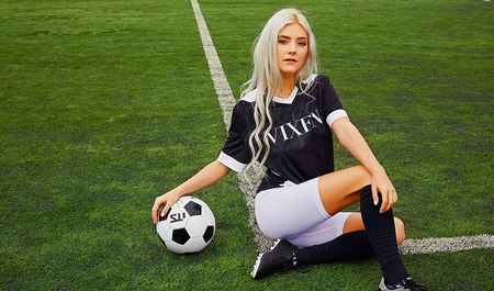 Ева Эльфи начала сосать член на футбольном поле, но кончил он на кровати