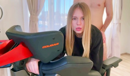 Довольная Аллиника отблагодарила друга за подарок сексом в кресле