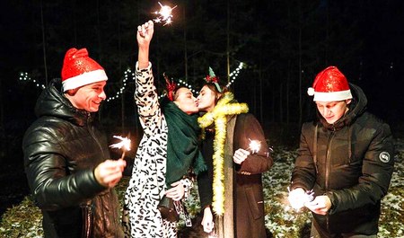 Две русские пары встречают Новый Год и занимаются групповым сексом