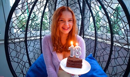 Рыженькой Верлонис исполнилось восемнадцать лет и друг занимается с ней сексом