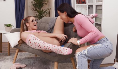 Кончила на соседку и получила от нее лесбийский секс