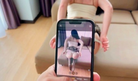 Свити Фокси снимается на телефон голышом с подачи сводной сестры