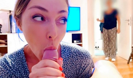 Настя Сухорукова сосет член при мамашке и та очень довольна...