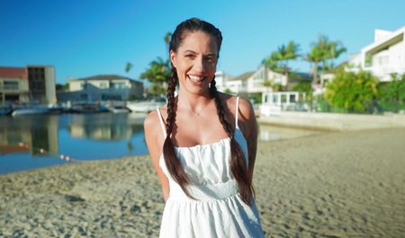 Чарльз Дера делом доказывает что он джентльмен, трахая аппетитную Коко Бэ